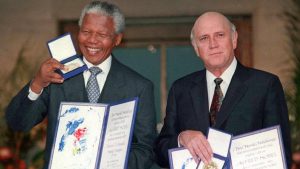 مانديلا (يسار) ودوكليرك فازا بجائزة نوبل للسلام بعد نجاح مفاوضاتهما في إنهاء نظام التمييز العنصري (أسوشيتد برس)