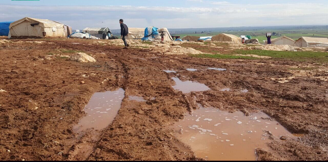 السيول تجرف مخيمات اللاجئين في شمال سوريا والعالم يتفرج